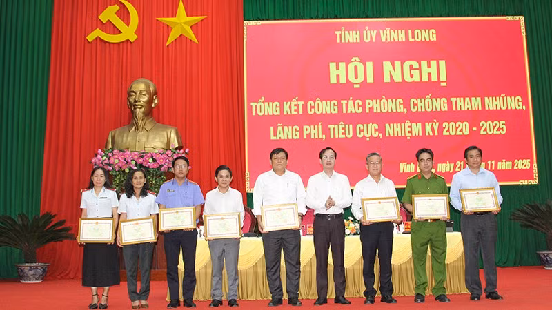 anh-2-ct-trao-khen-ca-nhan.jpg