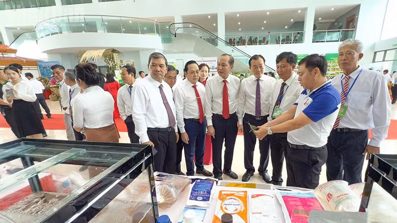 ndo_tl_anh-2-dai-bieu-tham-quan-gian-hang.jpg