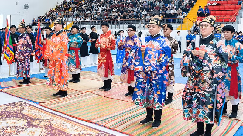 anh-4-dong-dao-sinh-vien-den-xem.jpg