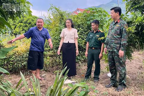Ông Lường Văn Tụi, bản Cang Kiểng cung cấp thông tin cho Ban Chỉ huy Quân sự xã Chiềng Khoong về dấu vết các phần mộ. (Ảnh: THÙY DƯƠNG)