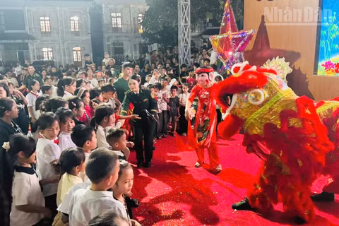 Tiết mục múa lân của Bộ đội Biên phòng tỉnh Sơn La biểu diễn phục vụ các cháu học sinh. (Ảnh: A HỒ)