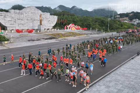 Tại Sơn La có gần 30.000 người tham gia hưởng ứng hoạt động đi bộ “Cùng Việt Nam tiến bước”. (Ảnh: QUỐC TUẤN)