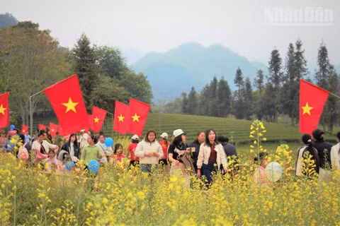 Ngày hội nông sản và các hoạt động văn hóa-du lịch năm 2026 xã Bình Thuận, tỉnh Sơn La thu hút hàng ngàn du khách và người dân tới tham dự. (Ảnh: QUỐC TUẤN)
