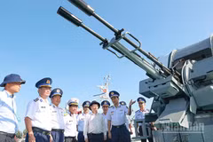 Đại biểu tham quan tại Tàu CSB 4037. (Ảnh: NAM TRUNG)