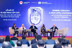 Các diễn giả tham dự Tọa đàm "Thúc đẩy hợp tác quốc tế trong phòng ngừa và đấu tranh tội phạm mạng: Cách tiếp cận quốc gia trong triển khai Công ước về chống tội phạm mạng”. (Ảnh: Bộ Ngoại giao)