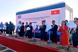 Bí thư thứ nhất, Chủ tịch nước Cuba Miguel Diaz-Canel Bermudez và Phó Thủ tướng Chính phủ Việt Nam Hồ Quốc Dũng cùng lãnh đạo hai nước đã tiến hành nghi thức động thổ Dự án Nhà máy điện mặt trời “Vista Alegre”. (Ảnh: Đại sứ quán Việt Nam tại Cuba)