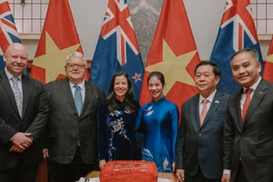 Chủ tịch Quốc hội New Zealand Gerry Brownlee (thứ 2 từ trái sang) và đồng chí Nguyễn Trọng Nghĩa, Ủy viên Bộ Chính trị, Bí thư Trung ương Đảng, Trưởng Ban Tuyên giáo và Dân vận Trung ương (thứ 2 từ phải sang) là khách danh dự tại lễ kỷ niệm.