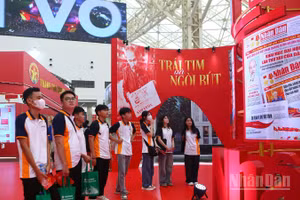 Tân sinh viên K76 Trường đại học Công nghệ Giao thông vận tải (UTT) tham quan gian trưng bày của Báo Nhân Dân tại Triển lãm 80 năm hành trình Độc lập-Tự do-Hạnh phúc.
