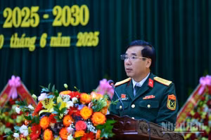 Đại tá Phạm Văn Đông, Chủ nhiệm Chính trị Quân khu 4 phát biểu chỉ đạo Đại hội.