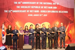 Đại sứ và đại diện các cơ quan ngoại giao tham dự buổi lễ chụp ảnh kỷ niệm. (Ảnh: Đại sứ quán Việt Nam tại Hàn Quốc)