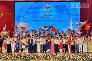 Các đại biểu tham dự Lễ bế mạc Trại hè Việt Nam 2025 chụp ảnh kỷ niệm.