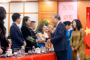 Ngày 8/2/2026, Tổng Bí thư Tô Lâm gặp mặt Đoàn kiều bào tiêu biểu tham dự chương trình Xuân Quê hương 2026. Trong ảnh, Tổng Bí thư Tô Lâm trao quà tặng bà Tạ Thùy Liên. (Ảnh do nhân vật cung cấp)