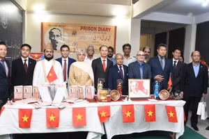 Các đại biểu tham dự Lễ ra mắt tập thơ "Nhật ký trong tù" bằng tiếng Urdu chụp ảnh kỷ niệm. (Ảnh: Đại sứ quán Việt Nam tại Pakistan cung cấp)