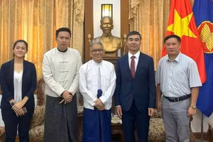 Đại sứ Nguyễn Anh Đức (thứ 2 từ phải sang) và Chủ tịch Hội Hữu nghị Myanmar-Việt Nam Thet Win và các thành viên tham dự buổi làm việc chụp ảnh kỷ niệm. (Ảnh: Đại sứ Việt Nam tại Myanmar cung cấp)