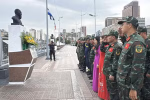 Đoàn cứu hộ, cứu nạn Việt Nam và cán bộ Đại sứ quán Việt Nam tại Venezuela dâng hoa tưởng nhớ Chủ tịch Hồ Chí Minh tại Tượng đài Hồ Chí Minh trên Đại lộ Simón Bolívar ở Thủ đô Caracas, Venezuela. (Ảnh: Đại sứ quán Việt Nam tại Venezuela)