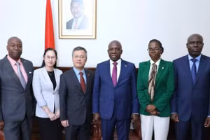 Bộ trưởng Ngoại giao Angola Téte António (thứ 3 từ phải sang) và Đại sứ Dương Chính Chức cùng các thành viên tham dự buổi tiếp chụp ảnh kỷ niệm. (Ảnh: Đại sứ quán Việt Nam tại Angola cung cấp)