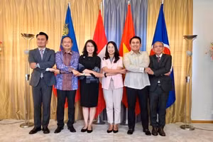Đại sứ Châu Mai Anh (thứ 3 từ phải sang) và các Đại sứ, đại biện các nước ASEAN tại Thụy Sĩ chụp ảnh kỷ niệm. (Ảnh: Đại sứ quán Việt Nam tại Thụy Sĩ cung cấp)