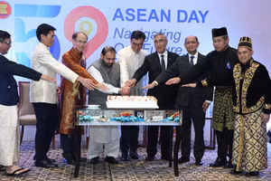 Các đại biểu tham gia cắt bánh kỷ niệm 59 năm thành lập ASEAN. (Ảnh: Đại sứ quán Việt Nam tại Pakistan)