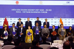 Tổng Bí thư, Chủ tịch nước Tô Lâm và Thủ hiến bang Maharashtra Devendra Fadnavis chứng kiến lễ trao các thỏa thuận hợp tác giữa hai nước. (Ảnh: Thống Nhất – TTXVN)