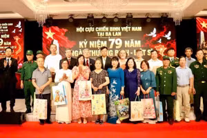 Các đại biểu tham dự buổi gặp mặt chụp ảnh kỷ niệm. (Ảnh: Đại sứ quán Việt Nam tại Ba Lan cung cấp)