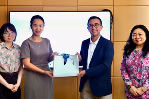Tiến sĩ Hazri Kifle, Phó Hiệu trưởng điều hành Đại học Quốc gia Brunei Darussalam trao quà tặng Đại sứ Đỗ Thùy Dương. (Ảnh: Đại sứ quán Việt Nam tại Brunei cung cấp)