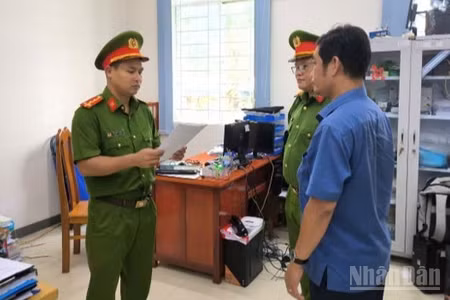 Công an đọc lệnh khởi tố bị can Nguyễn Kỳ Trí. (Ảnh: Hoàng Đô)
