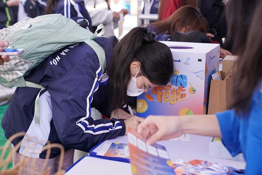 Sinh viên tham gia trải nghiệm dịch vụ ngân hàng số tại Ngày hội Tài chính số S-Finfest 2025.