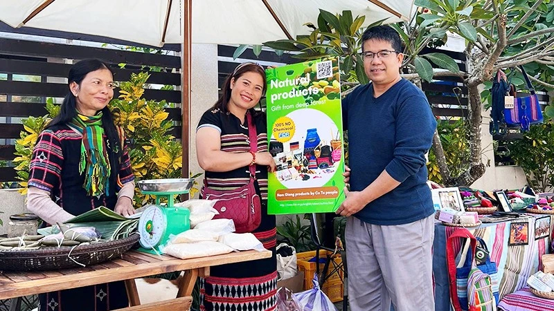 Ông Lê Quốc Việt tại phiên chợ Tân Thành (Đà Nẵng).