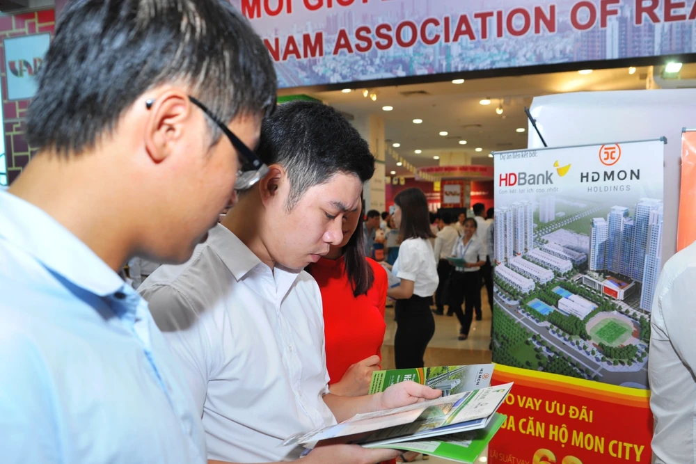 Nhiều ngân hàng tạm dừng các gói vay mua nhà đối với các bạn trẻ. Ảnh: NAM ANH