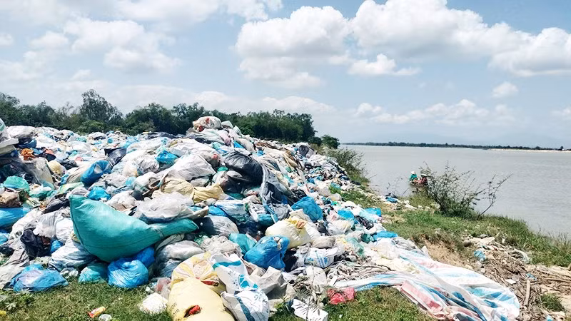Rác thải hiện đang chất thành đống với khối lượng gần 2.200 tấn trên địa bàn các xã Duy Xuyên, Nam Phước, Duy Nghĩa và Thu Bồn.