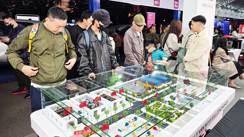 Người dân xem mô hình vận hành quản lý cụm công nghiệp tại Hà Nội. Ảnh: NGUYỆT ANH