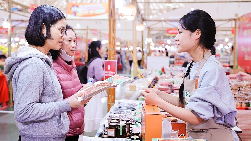 Người dân tham quan, lựa chọn nông sản tại các gian hàng Hội chợ Mùa Xuân. Ảnh: LÊ ĐÔNG