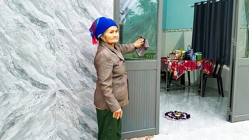 Bà Lê Thị Liễu vui mừng đón nhận căn nhà mới xây ở thôn Tân Hóa Bắc, xã Hòa Hội.