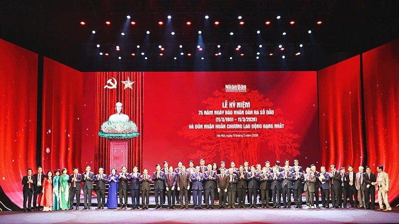 Tổng Bí thư Tô Lâm, các đồng chí lãnh đạo, nguyên lãnh đạo Đảng và Nhà nước, chụp ảnh lưu niệm cùng đại diện lãnh đạo, phóng viên, biên tập viên, viên chức và người lao động Báo Nhân Dân.