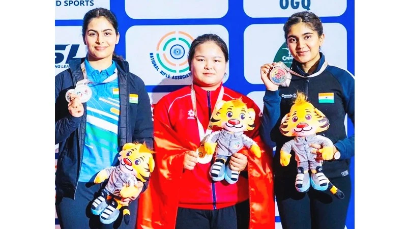 Xạ thủ Nguyễn Thùy Trang (đứng giữa) giành Huy chương vàng nội dung 10 m súng ngắn hơi nữ.