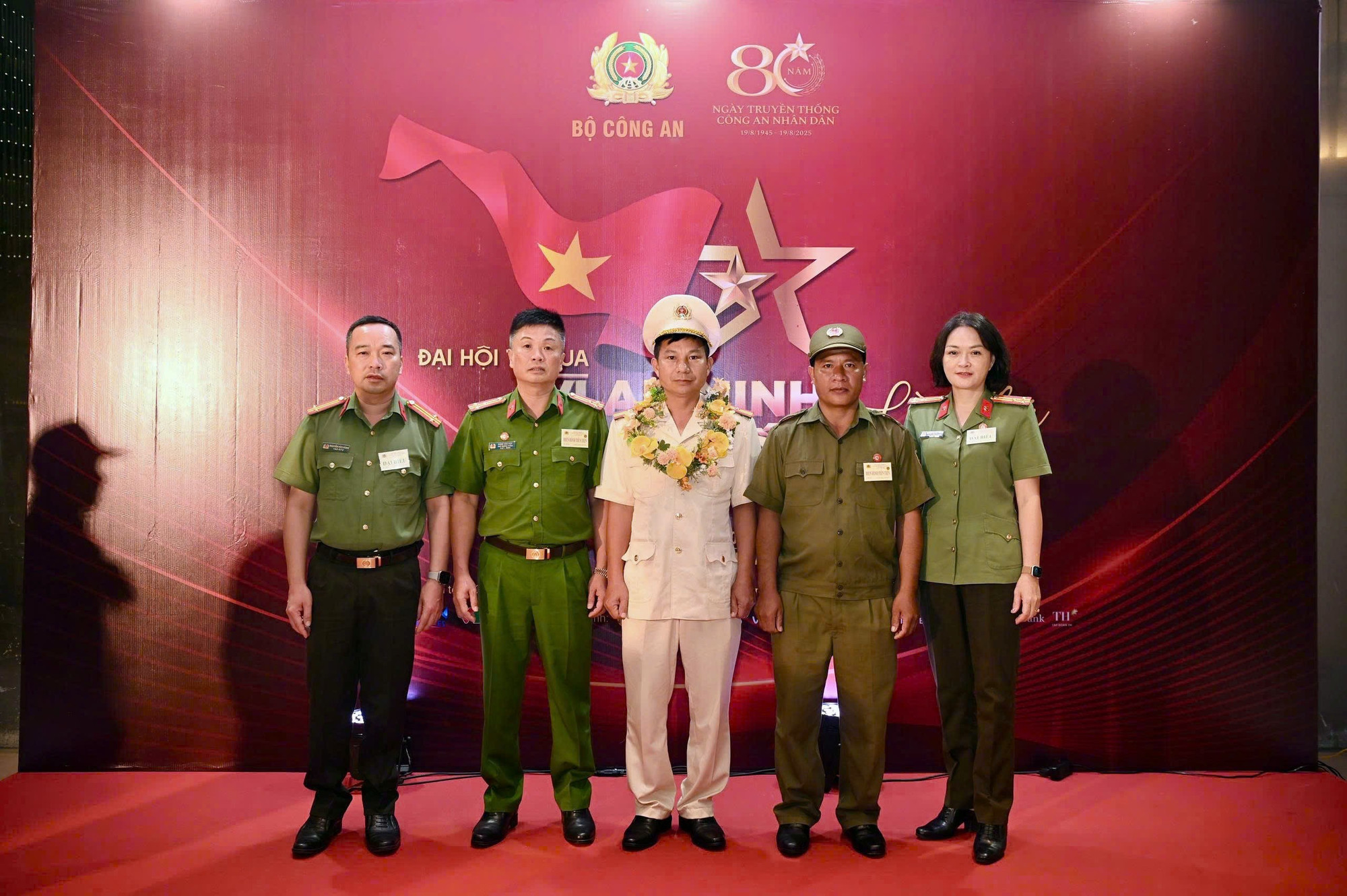 Thiếu tá Cà Văn Nghĩa (ở giữa) được vinh danh là Điển hình tiên tiến tại Đại hội thi đua “Vì An ninh Tổ quốc” lần thứ IX năm 2025. 8.jpg