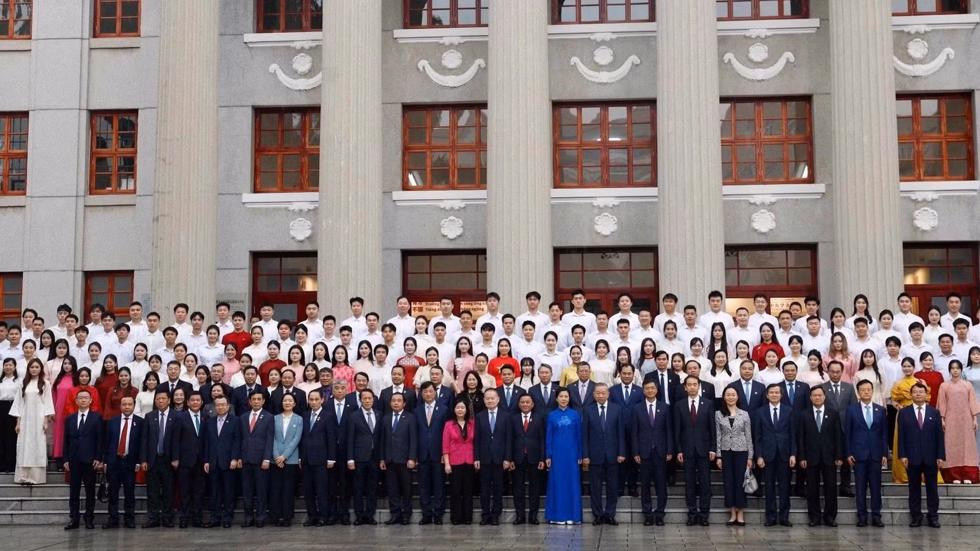 Tổng Bí thư, Chủ tịch nước Tô Lâm và Phu nhân cùng các đại biểu chụp ảnh lưu niệm tại Di tích Khu học xá Trung ương, Nam Ninh (Trung Quốc). (Ảnh: Thống Nhất/TTXVN)