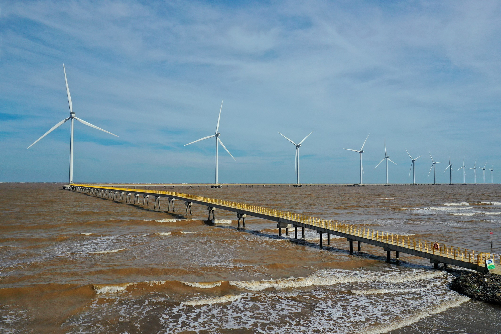 Công trình điện gió ven biển thuộc phường Trường Long Hòa, tỉnh Vĩnh Long. (Ảnh: Bá Thi)