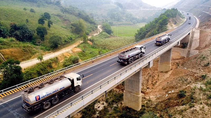 Xăng dầu được Petrolimex đưa ra thị trường tiêu thụ.