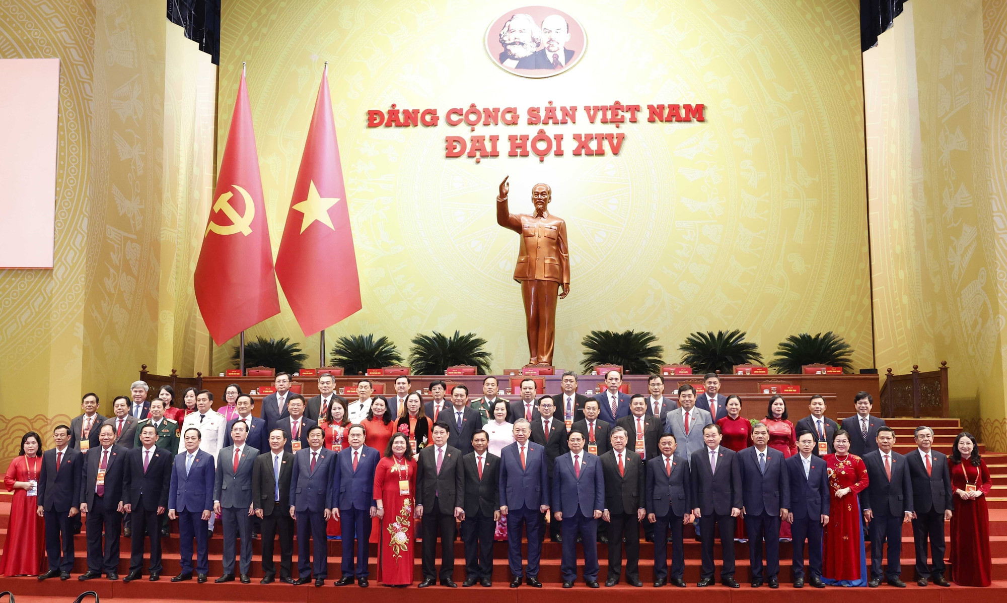 Lãnh đạo Đảng và Nhà nước chụp ảnh lưu niệm với Đoàn đại biểu Đảng bộ tỉnh Vĩnh Long tham dự Đại hội đại biểu toàn quốc lần thứ XIV của Đảng. (Ảnh: Nguyễn Thịnh)