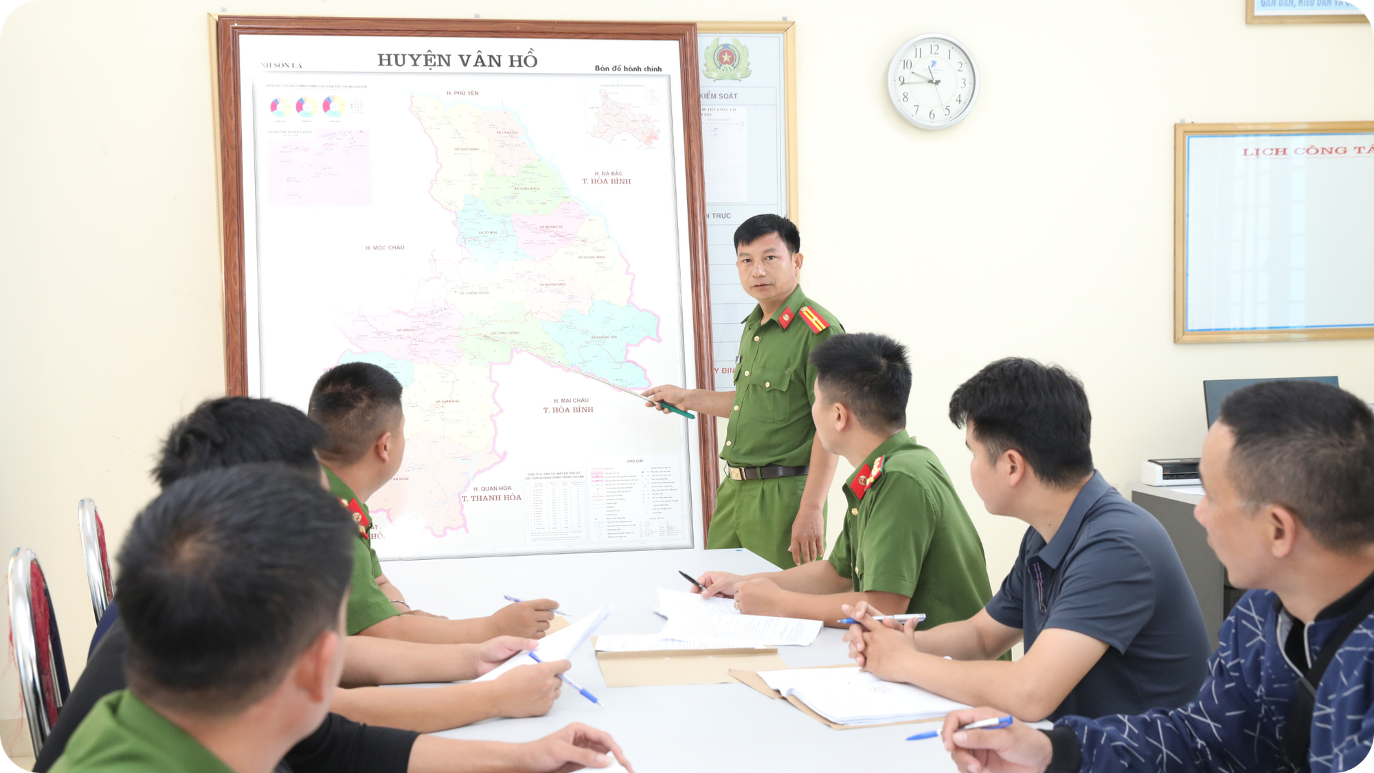 “Chỉ huy trưởng” Cà Văn Nghĩa chỉ đạo trong đấu tranh một chuyên án. chien-si-vien-tron.png