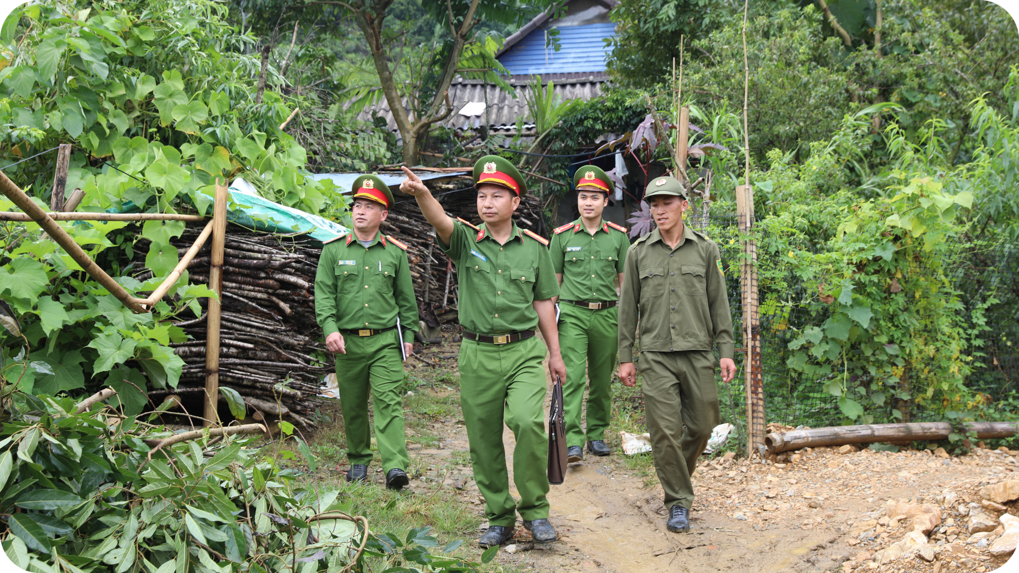 Người chiến sĩ công an Cà Văn Nghĩa trên đường tuần tra. chien-si-vien-tron-3.png