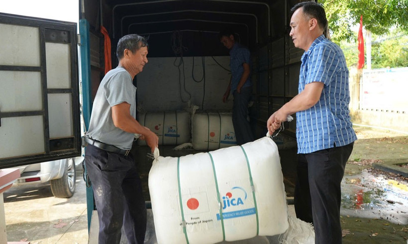 Lãnh đạo xã Hợp Thịnh hỗ trợ vận chuyển quà tặng về cho bà con các thôn. (Ảnh: MAI TOAN)