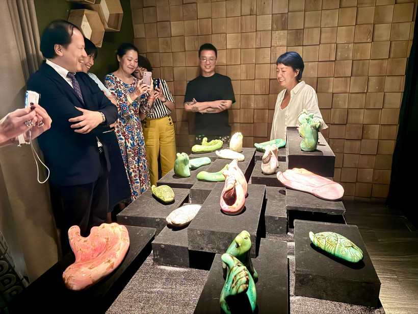 Tại sự kiện ra mắt bộ sưu tập gốm “Giao Chỉ”, dự án sáng tạo giữa BTMA và nghệ sĩ Phạm Kiều Phúc (áo trắng bên phải).