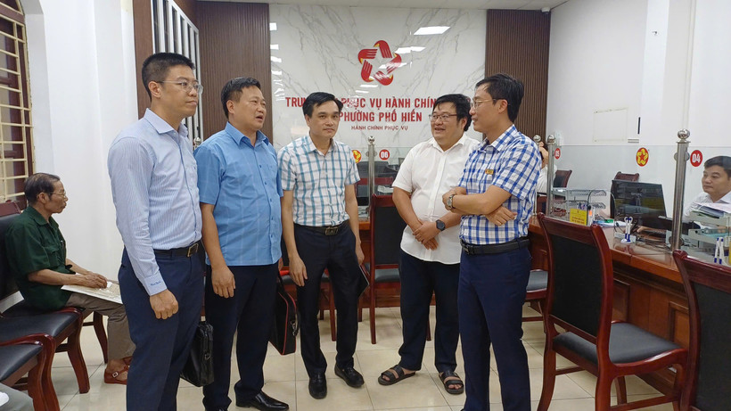 Đoàn công tác Bộ Khoa học và Công nghệ trao đổi, lắng nghe ý kiến tại Trung tâm phục vụ hành chính công Phường Phố Hiến, tỉnh Hưng Yên.
