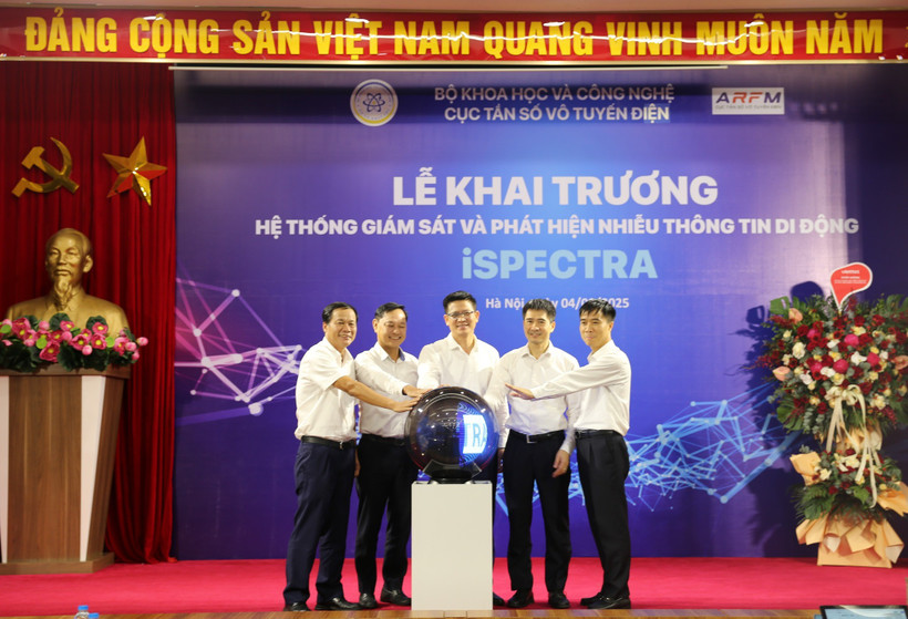 Khai trương hệ thống giám sát và phát hiện nhiễu thông tin di động iSpectra. (Ảnh: Cục Tần số vô tuyến điện).