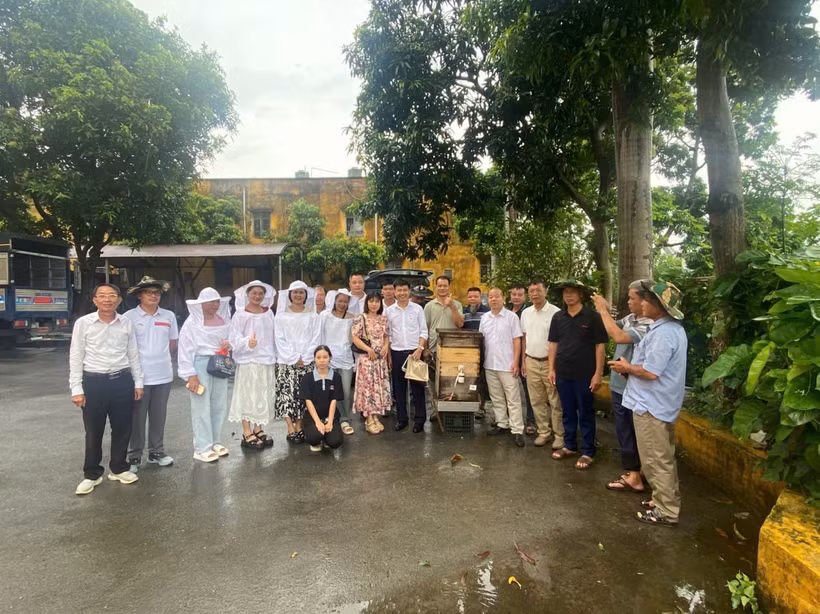 Các học viên sau khi được hướng dẫn về kỹ thuật chăm ong và khai thác mật ong tầng kế, nâng cao chất lượng sản phẩm OCOP mật ong.