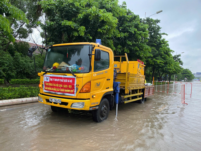 Xe ứng trực thoát nước của Xí nghiệp thoát nước 5 tại Đàm Quang Trung. 15909bdb069c8dc2d48d.jpg