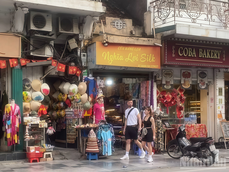 Mô hình “nhà ở kết hợp cửa hàng” vẫn phổ biến tại các tuyến phố cổ Hà Nội.