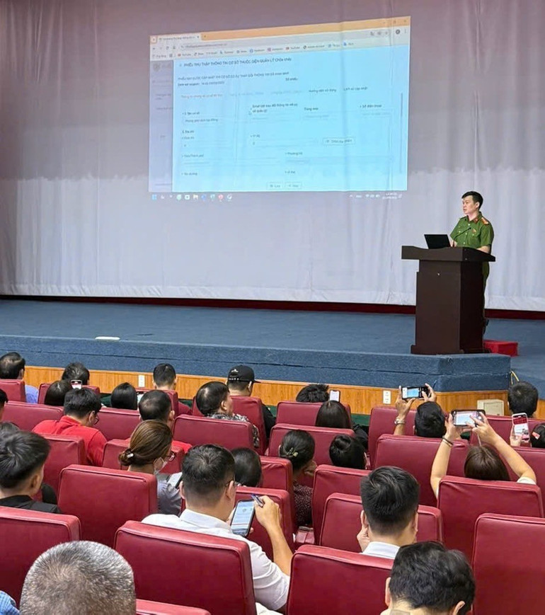 Cán bộ Đội chữa cháy và cứu nạn, cứu hộ khu vực số 18 hướng dẫn khai báo, cập nhật thông tin cho các cơ sở thuộc diện quản lý về phòng cháy, chữa cháy. 2.jpg